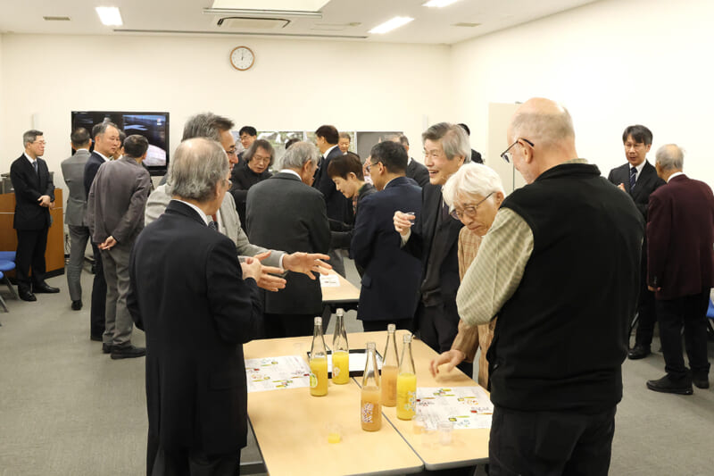 弘大うまれのリンゴジュースを試飲しながら歓談する様子