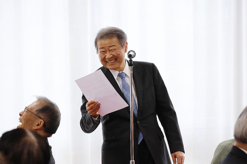 昼食会で乾杯のご挨拶をされる吉澤名誉教授