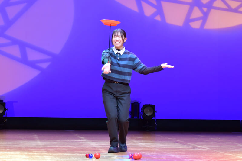 息を呑むジャグリングパフォーマンス