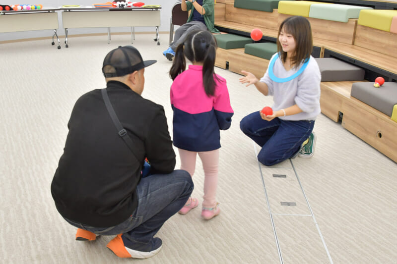 興味津々のジャグリング体験