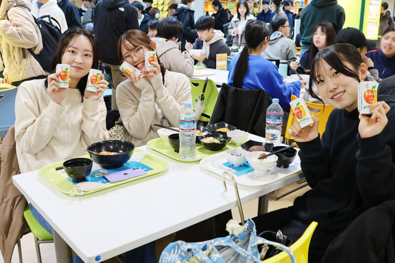 学食で味わうりんごジュース(文京町キャンパス)