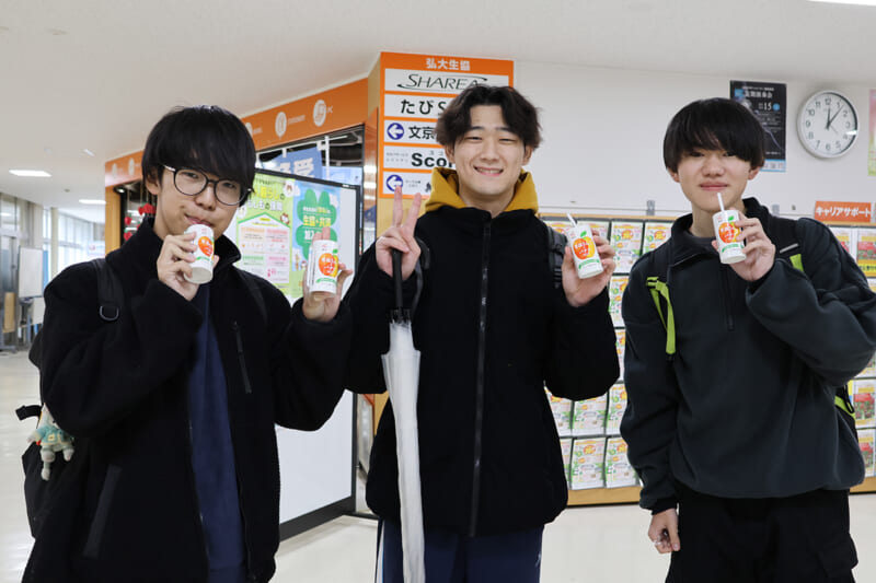 早速りんごジュースを味わう学生たち(文京町キャンパス)
