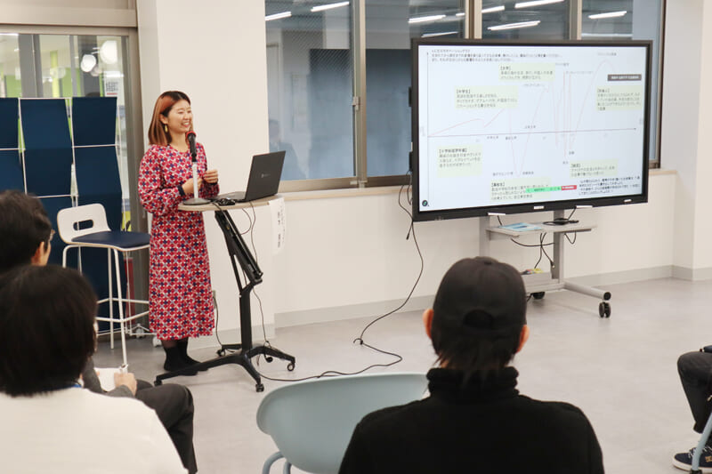 講演中の鈴木氏