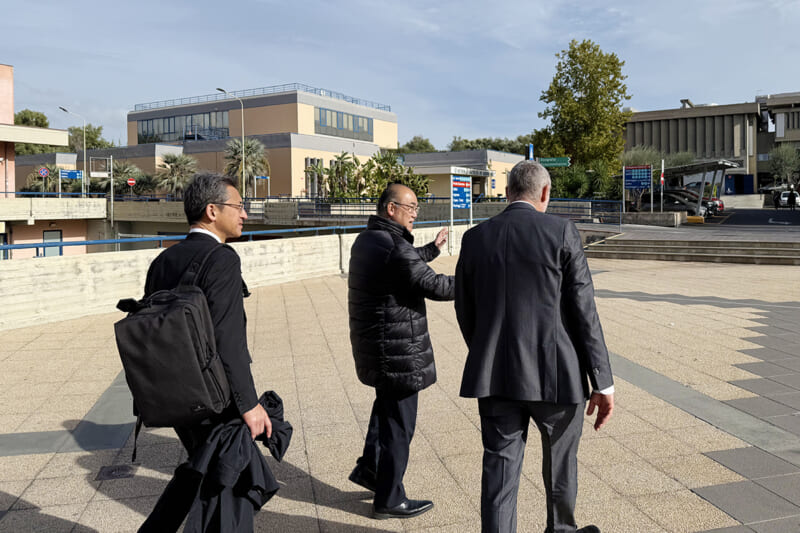 左から石橋医学研究科長、袴田病院長、カターニア大学 バジーレ教授