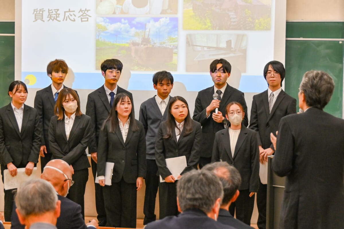 質問が相次ぎ、活気に満ちた質疑応答