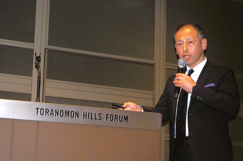 優秀賞受賞を受け、表彰式でコメントする村下副学長