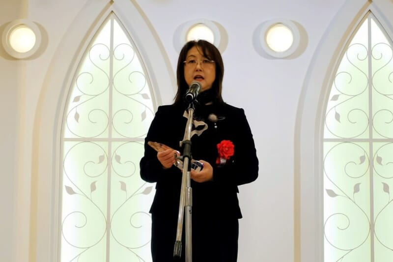 受賞スピーチする斉藤まなぶ教授