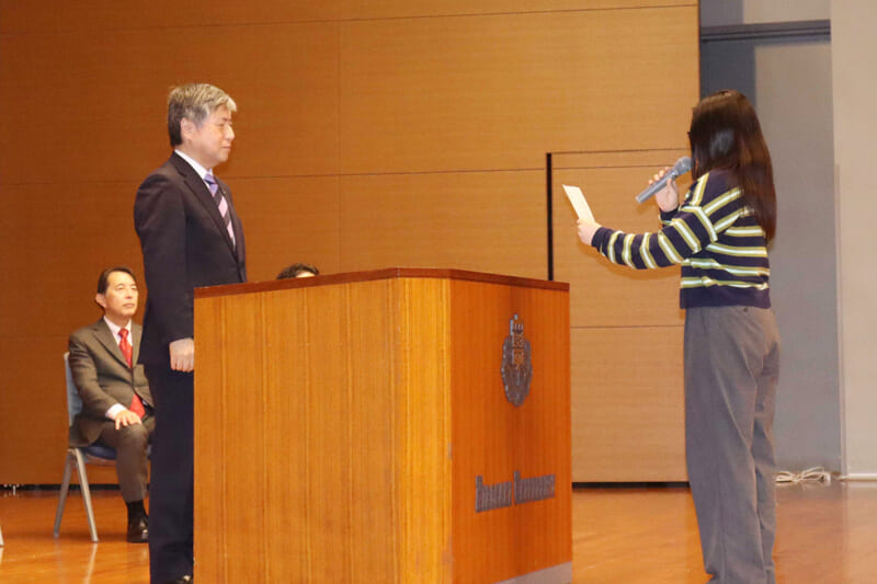 挨拶する受講生