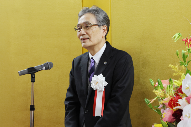 挨拶する福田学長