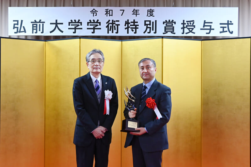 左から、福田学長と遠藤賞受賞者