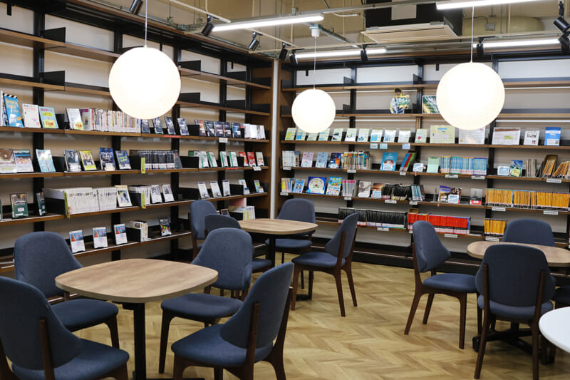 多くの学生が集まる交流スペース