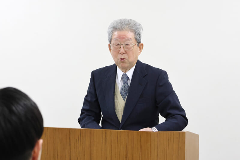 挨拶する千葉同窓会長
