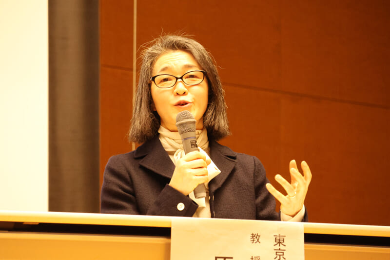 参加者の質問に答える原田さん