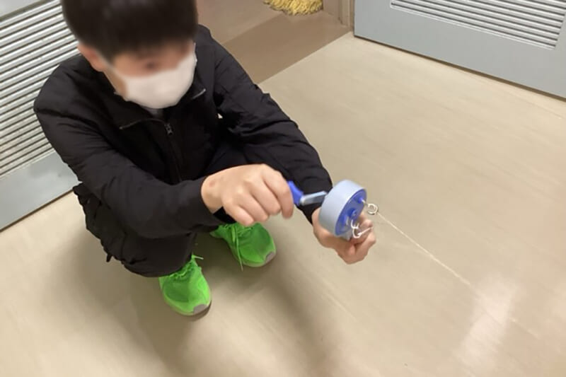 図1：生徒が糸を撚っている様子