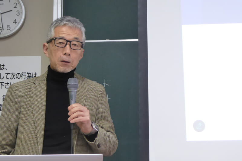講演する山本達夫氏　