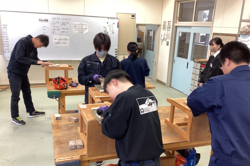 写真②パームレストを加工する様子