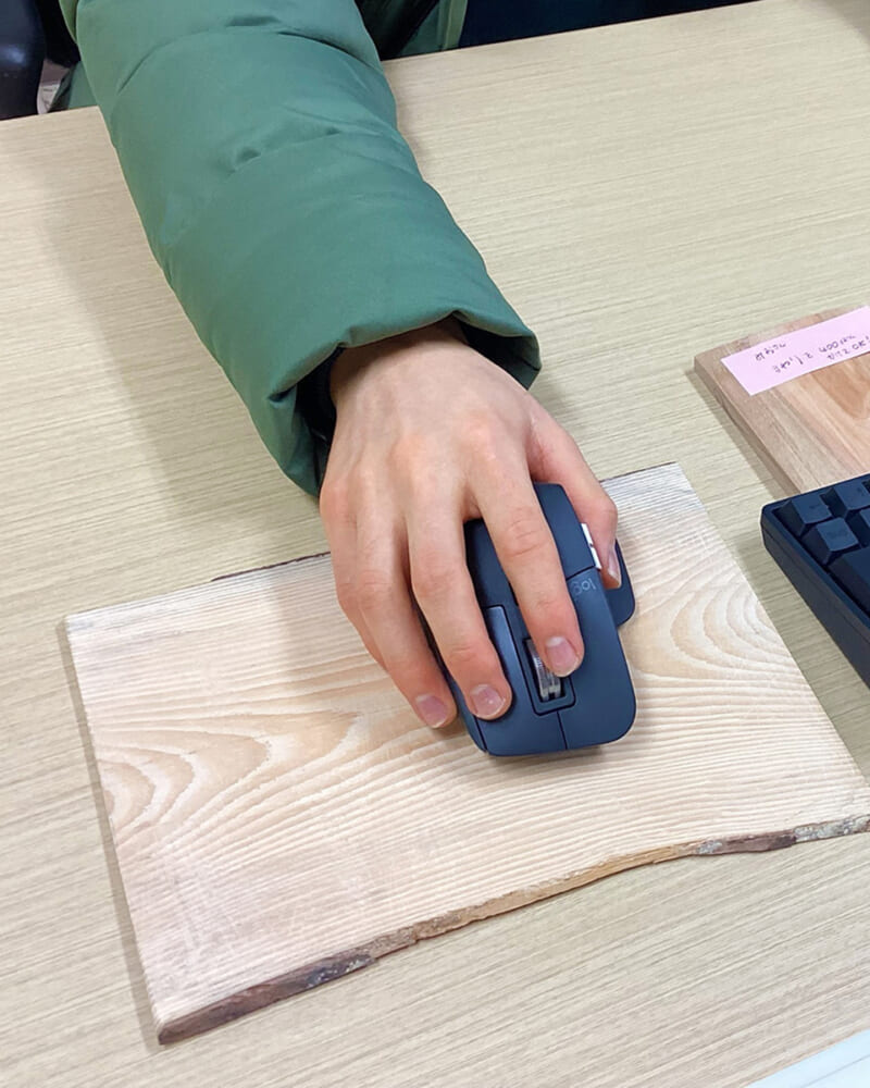 図4：マツの木から作製したマウスパッド