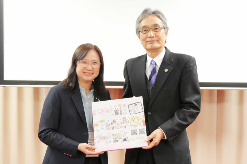 チュラロンコン大学代表者から福田学長へ記念品贈呈