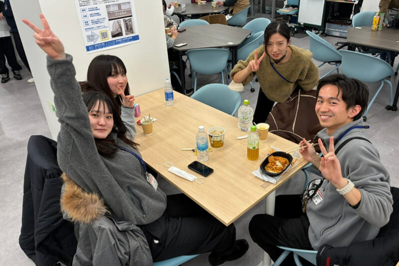夕食で非常食を体験する学生参加者