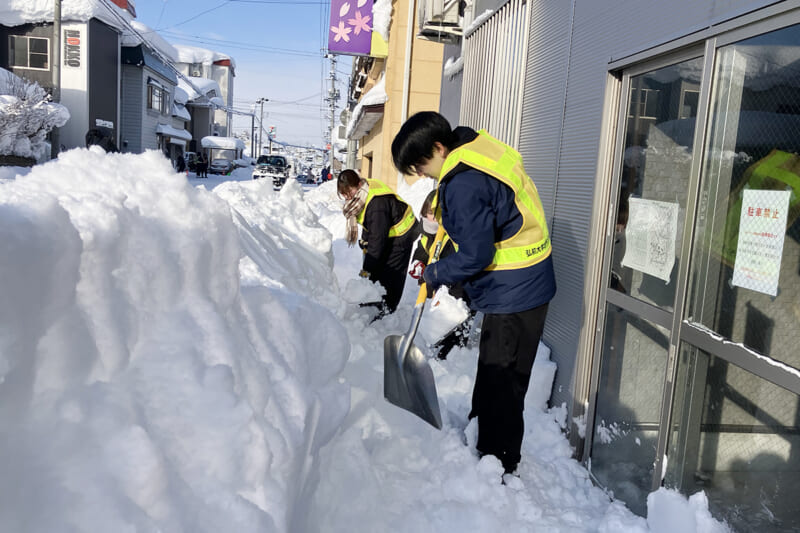 歩道を除雪する様子
