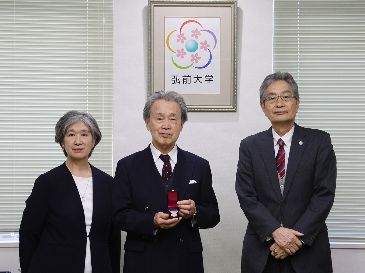 紺綬褒章伝達式を挙行 ― 海老澤 忠明 様および株式会社ゴールドマン様