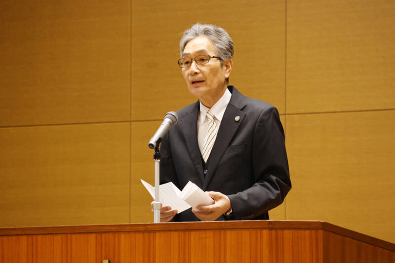 告辞を読み上げる福田校長