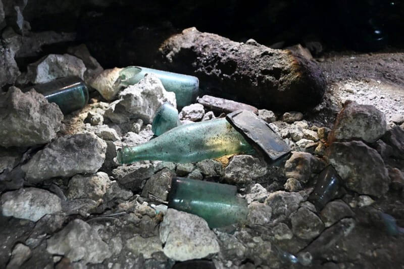 千人洞窟に残された遺物（ガラス瓶や硯など）