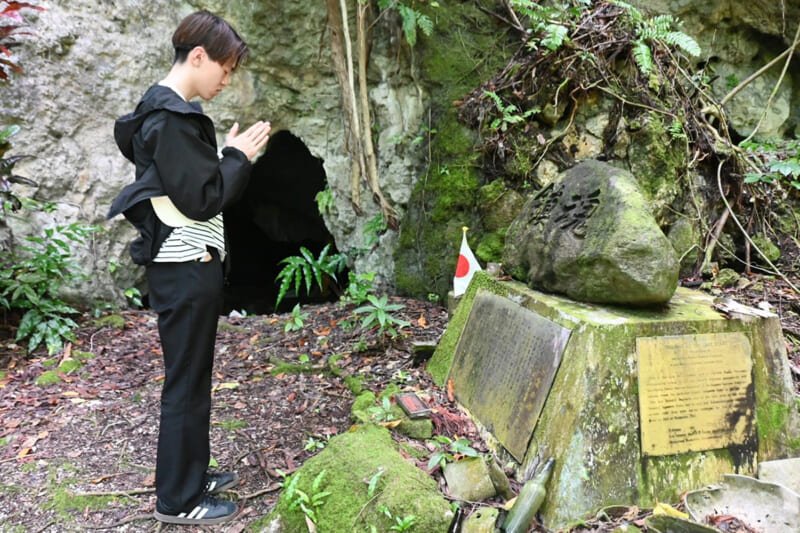 「鎮魂の碑」の前で