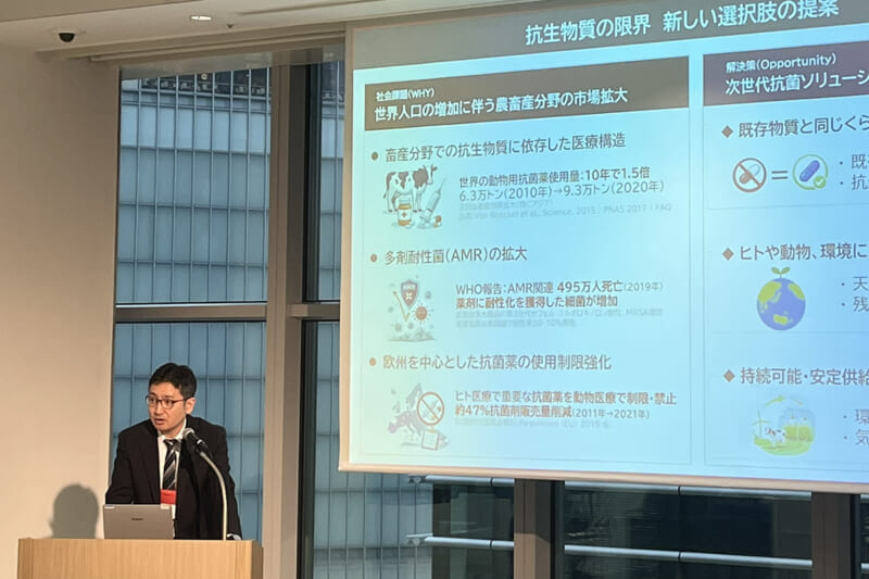 発表を行う葛西准教授