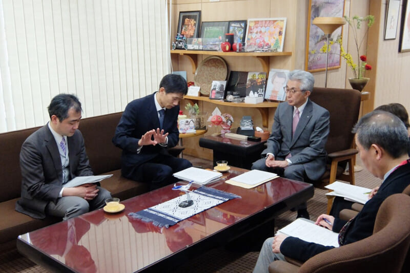 櫻田市長への報告の様子
