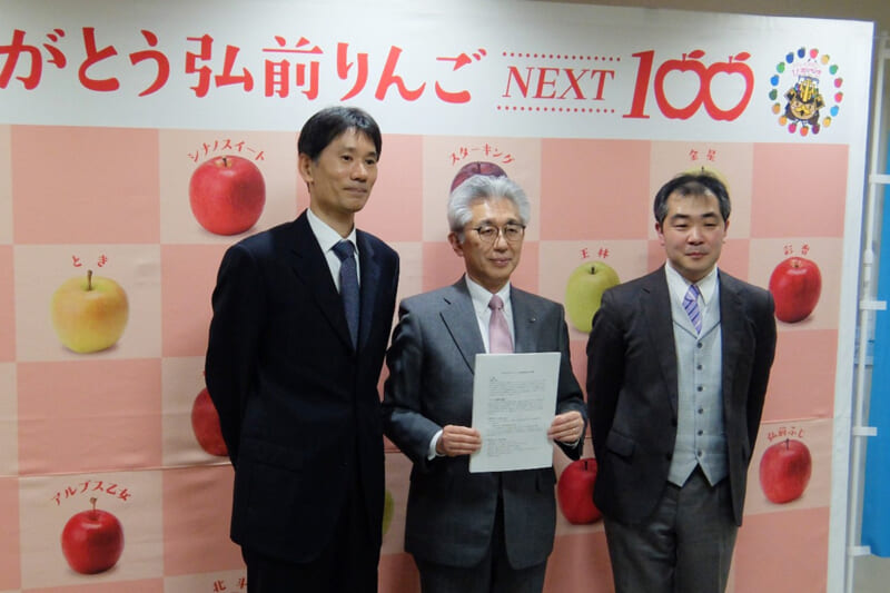 （左から）飯島人文社会科学部長、櫻田市長、花田准教授