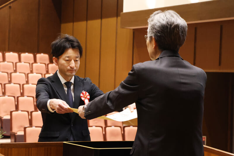 永年勤続者表彰状（20年表彰）の授与の様子