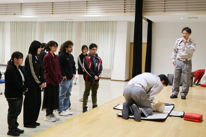 松原分署職員による心肺蘇生術の実技