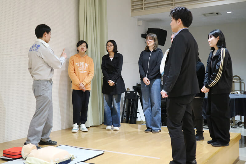 松原分署職員による説明を真剣に聞く参加者
