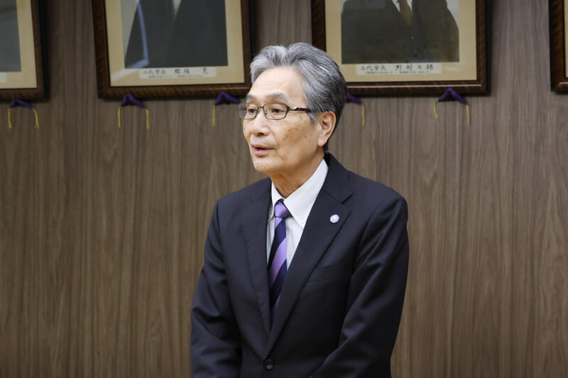 感謝の意を述べる福田学長