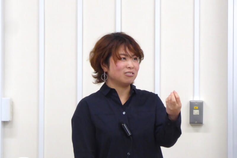 講演する石山代表取締役