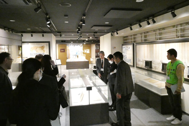 資料館で説明を受ける議員団