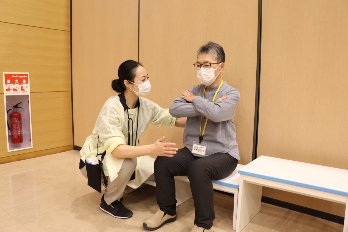 立ち上がりテストを行う様子