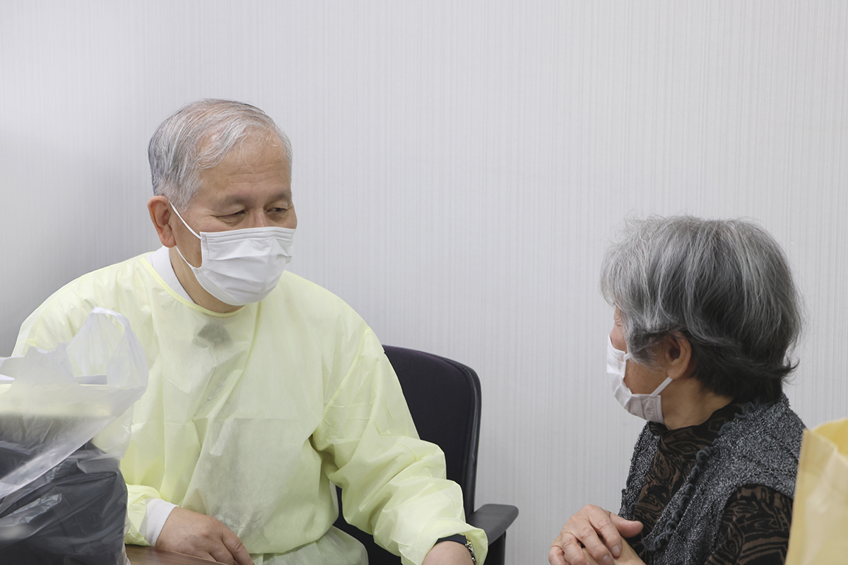 参加者の健康状態を確認する中路重之特別顧問