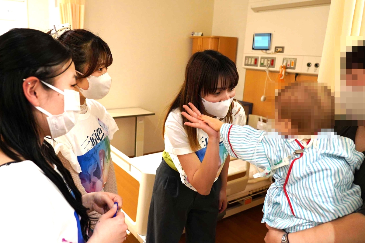 闘病中の子供たちを元気づける様子