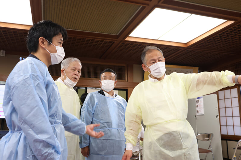 宮下知事、谷川市長に健診の概要を説明する村下副学長