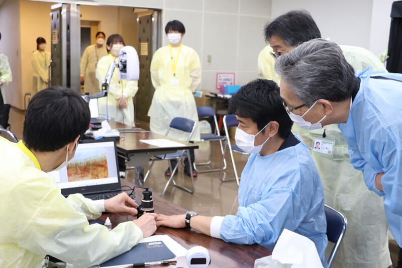 血流測定を行う宮下知事