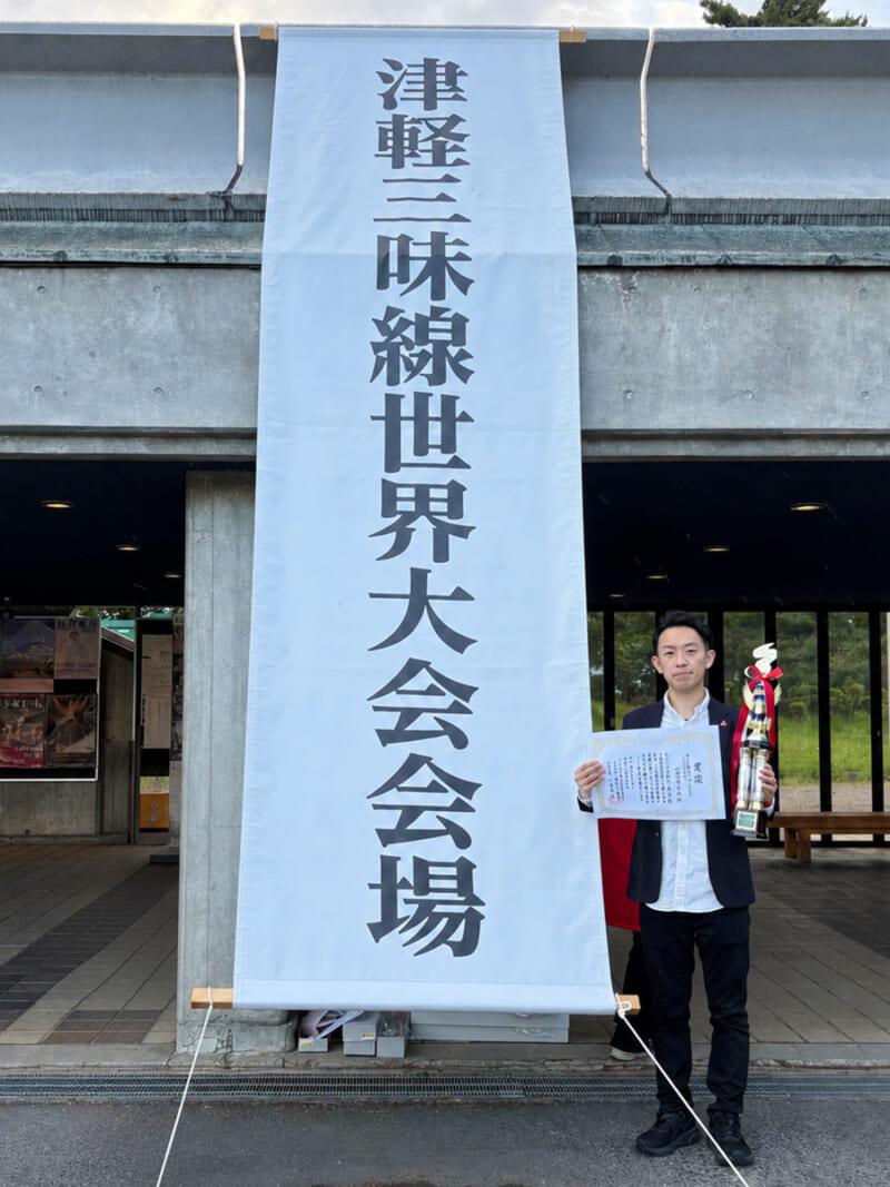 優勝トロフィーと賞状を持つ石澤さん