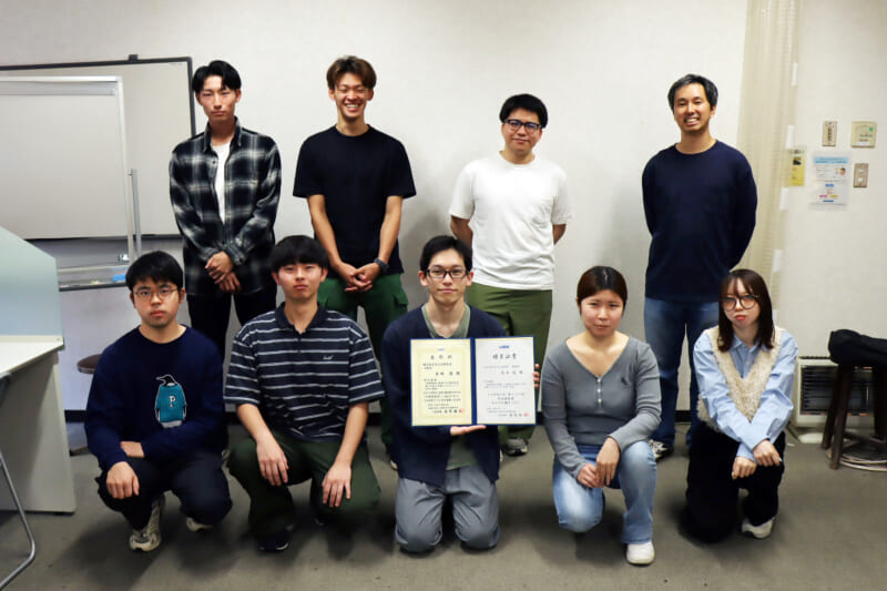 太田准教授(上段右)と太田・錯体化学研究室の学生