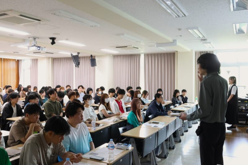講義の中で問いを投げかける清水准教授