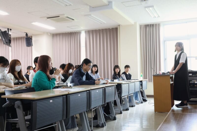受講学生と意見交換を行う様子