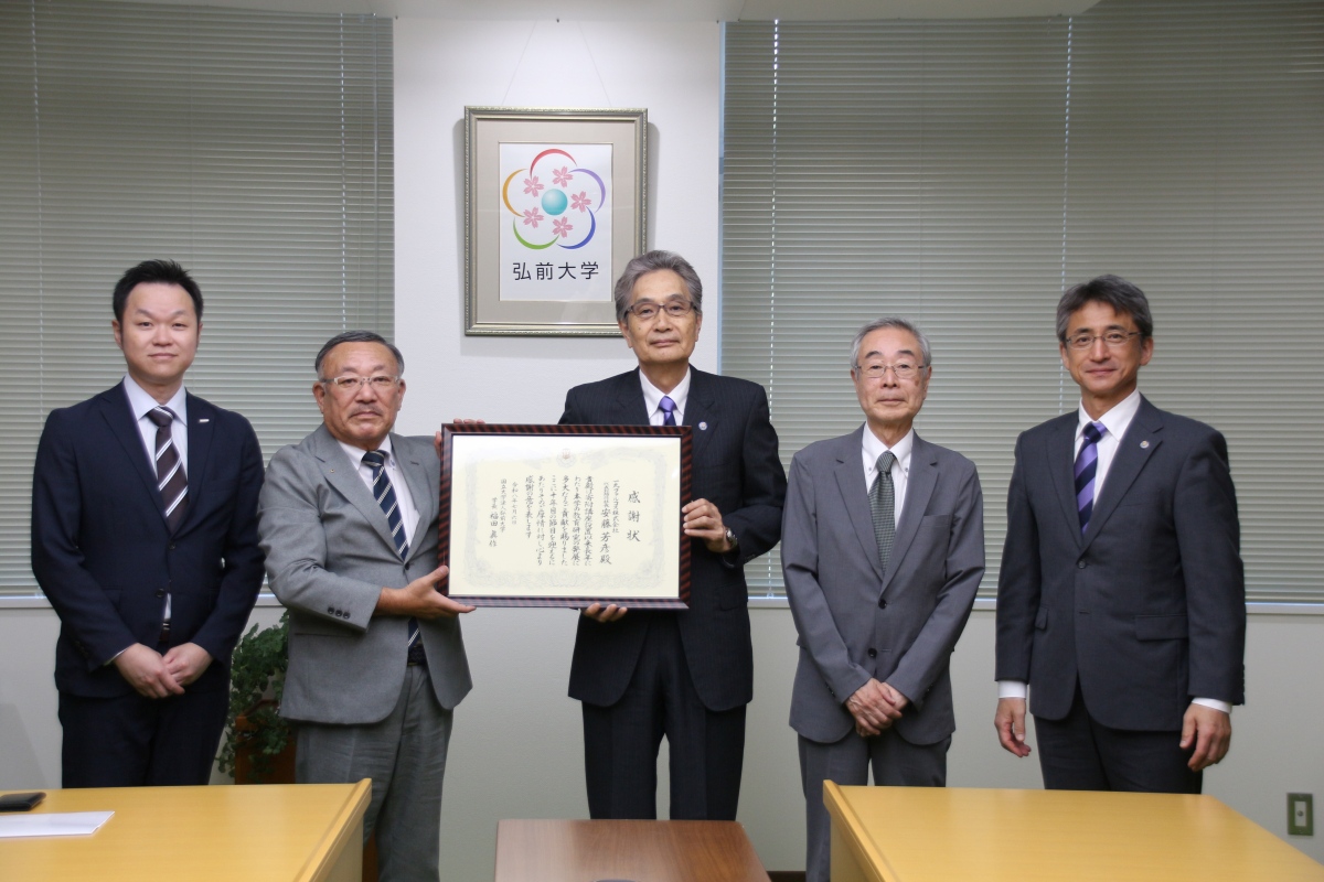 (左から)一丸ファルコス株式会社 高橋様、安藤様、弘前大学 福田学長、医学研究科 中根特任教授、石橋医学研究科長