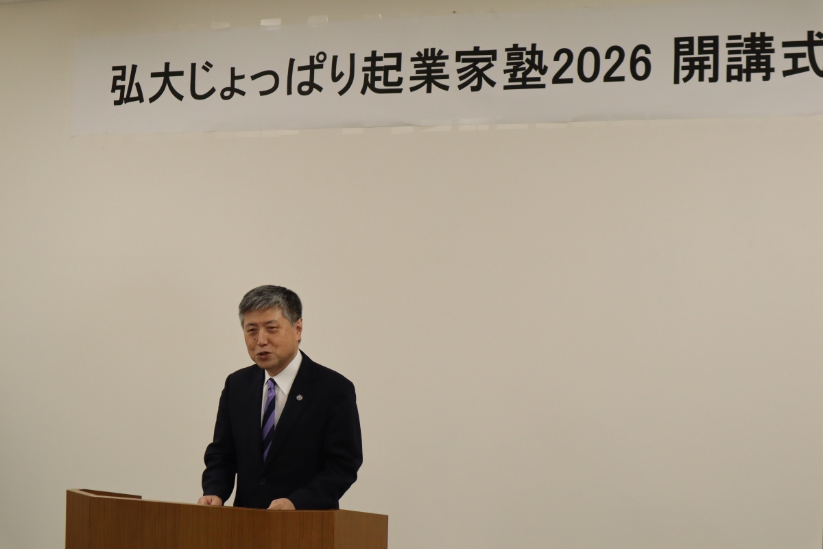 挨拶する橋本塾長