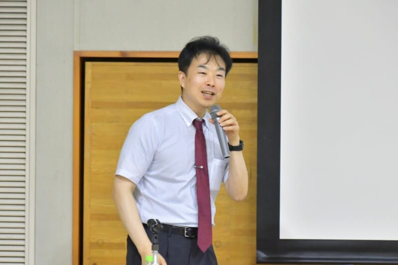 講義をする前多教授