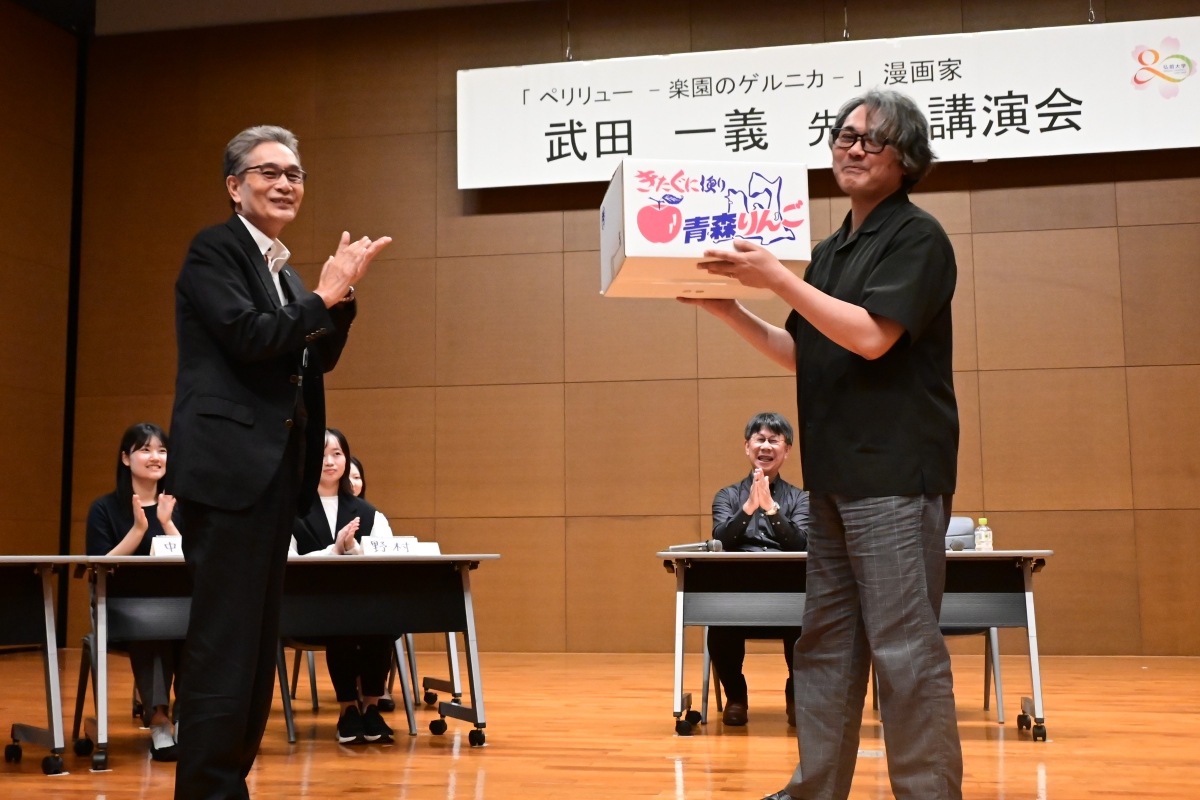 福田学長から記念品の贈呈